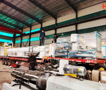 纏繞管設(shè)備發(fā)貨，可生產(chǎn)雙高筋纏繞管，中空壁纏繞管